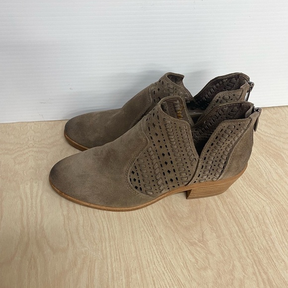 Vince Camuto Boots Womens 7 M Prasata Cutout Ankle Booties Beige Suede Pull On - Picture 1 of 7